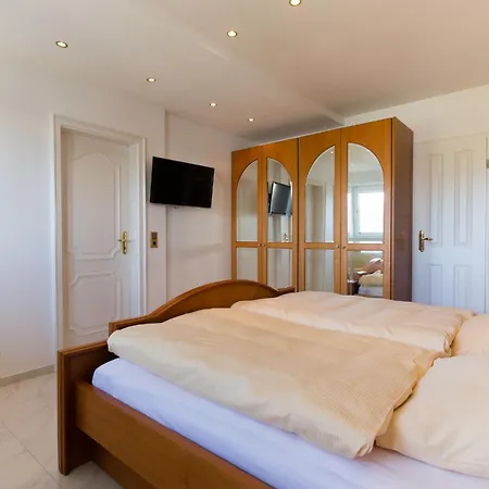 Haus Am F1 *